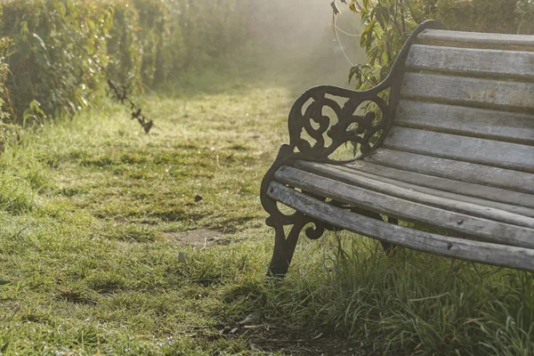 Chaise en bois antique à la cour de l'église — Photo