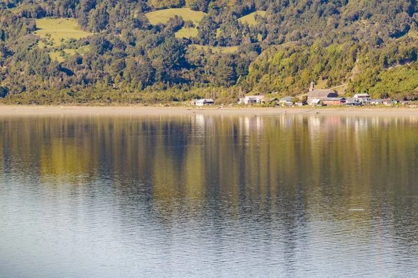 湖と丘の景色、チリのチロエ島 — ストック写真