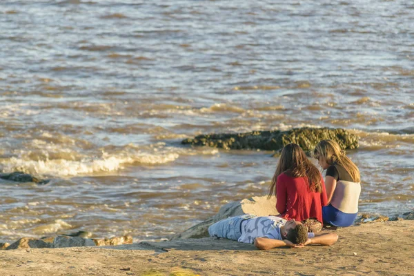 Les adolescents à Coast of River, Montevideo, Uruguay — Photo