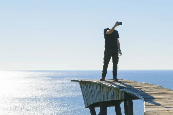 Huvudlös Man tar Selfie på branten — Stockfoto