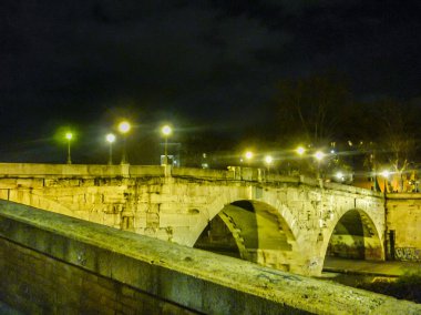 Tiber Nehri 'nde gece sahnesi eski Köprüsü, Roma
