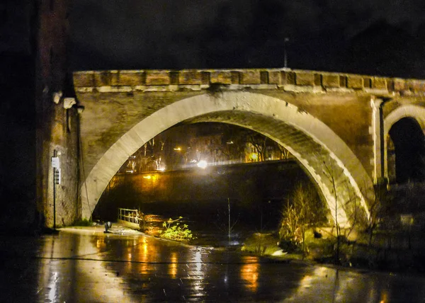 Éjszakai jelenet régi híd Tiberis folyó, Róma — Stock Fotó