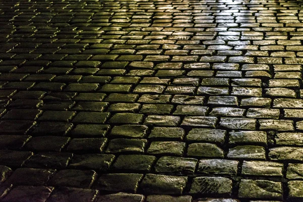 Scena notturna di strada in ciottoli, Roma — Foto Stock