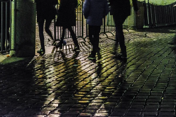 Scena nocy ulica brukowane, Rome — Zdjęcie stockowe