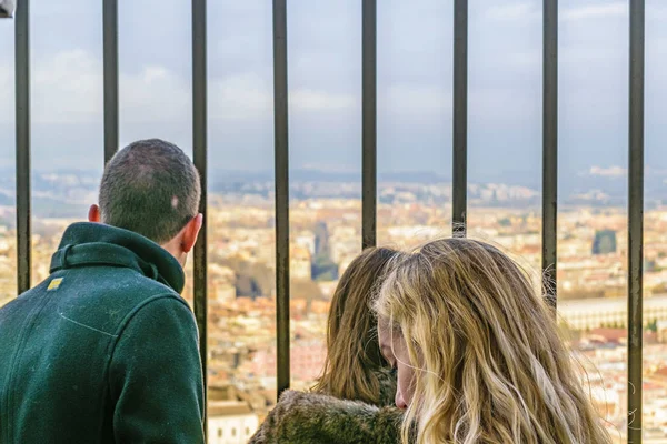 Pessoas no miradouro da Basílica de Saint Peters — Fotografia de Stock