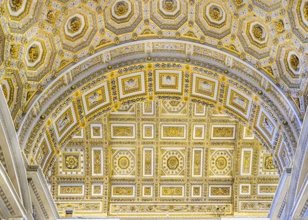 ローマのサン ・ ピエトロ寺院の内部ビュー — ストック写真