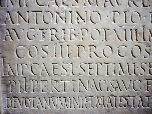 Texto tallado en piedra en el Museo Capitolino, Roma, Italia — Foto de Stock