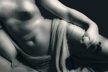 Yatakta kadın heykel izole fotoğraf