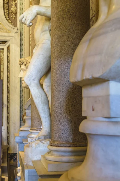 Antika skulpturer interiör vy — Stockfoto