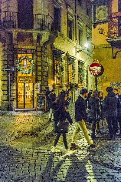 Städtischen Nachtszene im Zentrum von Rom — Stockfoto