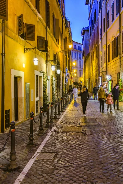 Városi éjszakai jelenet Róma belvárosában — Stock Fotó