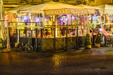 Roma Restoran cephe gece