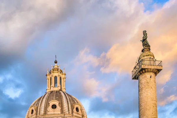 Igreja da Cúpula e Coluna de Trajano, Roma, Itália — Fotografia de Stock