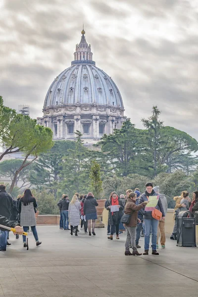 Cúpula de Saint Peters da vista do pátio do Vaticano — Fotografia de Stock