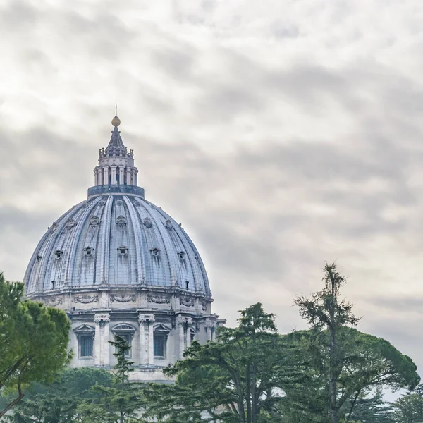 Cúpula de Saint Peters da vista do pátio do Vaticano — Fotografia de Stock