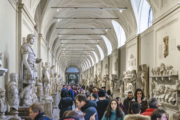 Personas en el Museo del Vaticano, Roma, Italia — Foto de Stock