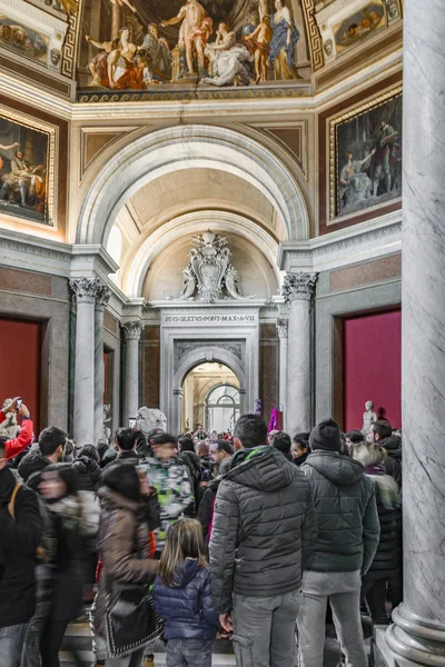 Pessoas no Museu do Vaticano, Roma, Itália — Fotografia de Stock