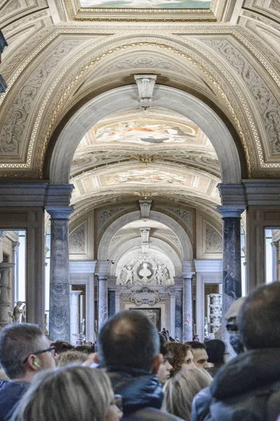 Mensen in Vaticaan Museum, Rome, Italië — Stockfoto