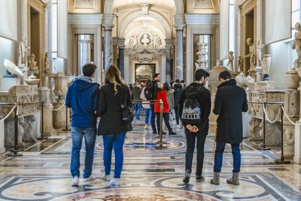 Personnes au Musée du Vatican, Rome, Italie — Photo