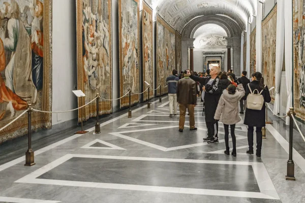 Personas en el Museo del Vaticano, Roma, Italia — Foto de Stock