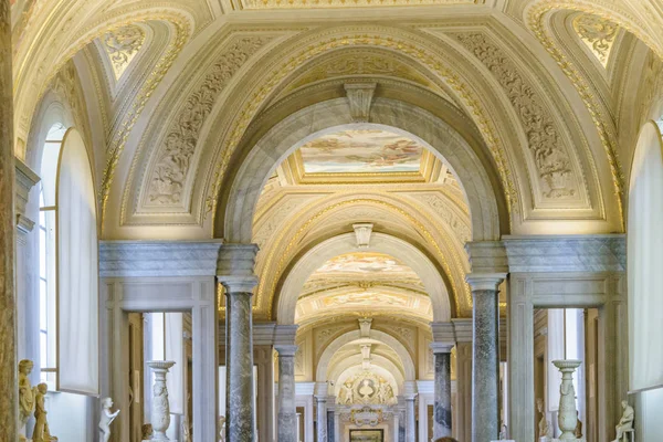 바티칸 박물관 실내 천장 보기 — 스톡 사진