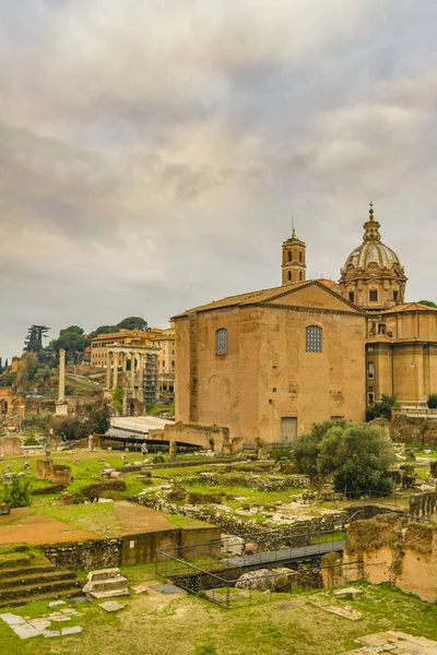 Curia Julia ve Santi Luca e Martina Kilisesi