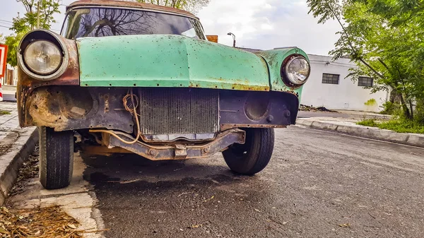 Vieille voiture négligée garée à la rue, Montevideo, Uruguay — Photo