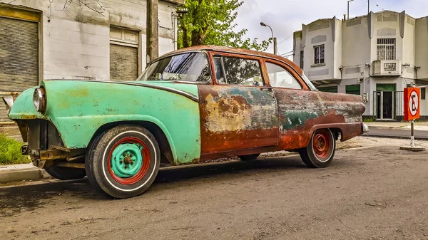 ウルグアイのモンテビデオのストリートに駐車していた古い放置車 — ストック写真
