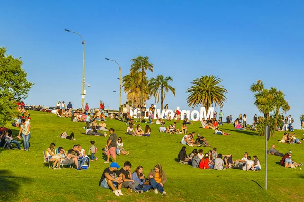 붐비는 워터 프론트 공원 , pocitos neghborhood, Montevideo, urugua — 스톡 사진