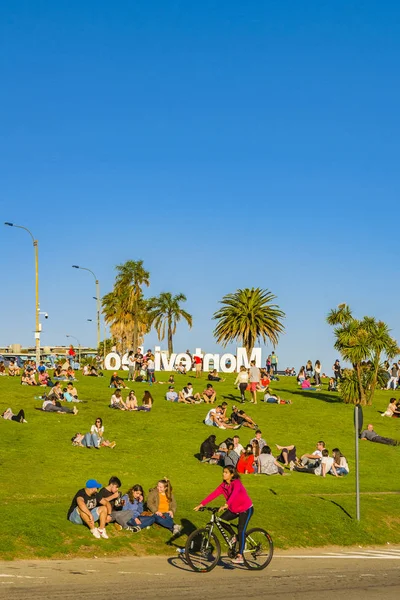 Parc riverain bondé, quartier résidentiel de Pocitos, Montevideo, Uruguay — Photo