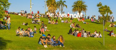 Kalabalık Rıhtım Parkı, Pocitos Mahallesi, Montevideo, Urugua