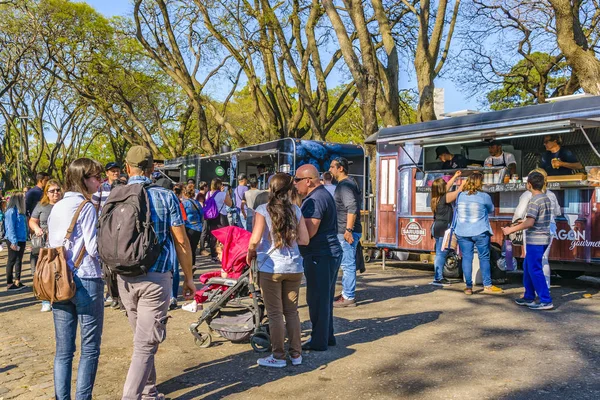 Tłum w parku Parque Rodo, Montevideo, Urugwaj — Zdjęcie stockowe