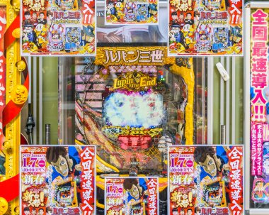 Pencere Cam Dükkanındaki İlanlar, Tokyo, Japonya