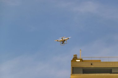 İHA Temiz Mavi Gökyüzünde Uçuyor