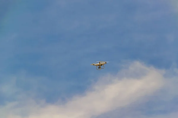 Drönare som flyger på ren blå himmel — Stockfoto