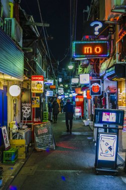 Shinjuku Altın Gai Gece Sahnesi, Tokyo, Japonya