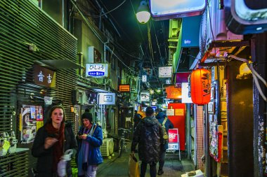 Shinjuku Altın Gai Gece Sahnesi, Tokyo, Japonya