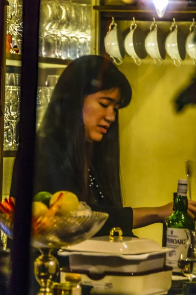 Barman przygotowujący napoje, Shinjuku Golden Gai, Tokio, Japonia — Zdjęcie stockowe