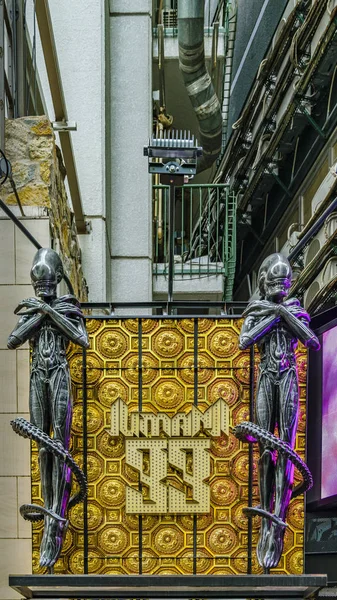 Unusual Night Club Building Facade, Tokyo, Japan — Stock Photo, Image