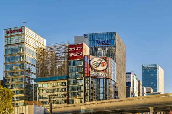 Scena miejska w dzielnicy Ginza, Tokio, Japonia — Zdjęcie stockowe