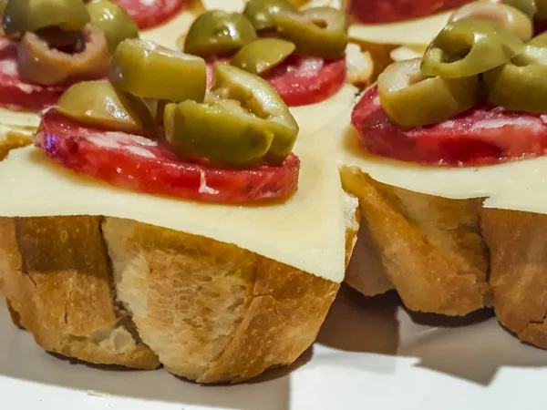 Salame com queijo e azeitonas Snacks Close Up Shot — Fotografia de Stock