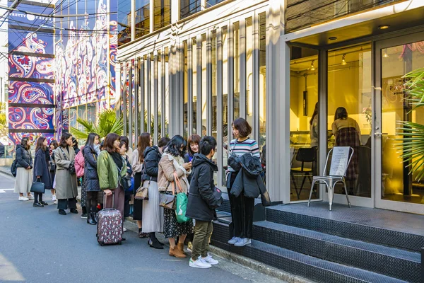 Women Queuing at Coffee Shop, Shibuya District, Tokyo, Japan — Stock Photo, Image