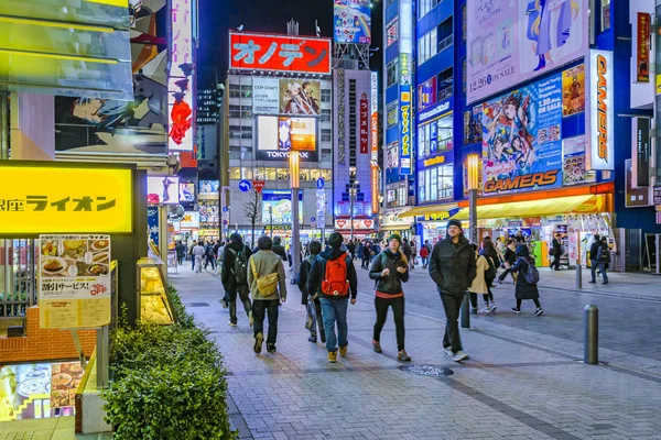 Cena urbana noturna no bairro de Akihabara, Tóquio, Japão — Fotografia de Stock
