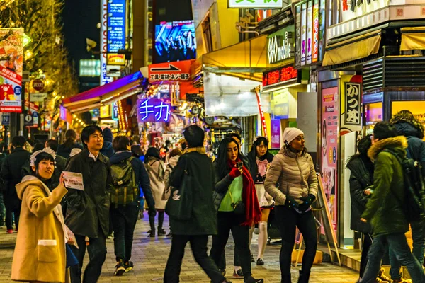 Cena urbana noturna no bairro de Akihabara, Tóquio, Japão — Fotografia de Stock