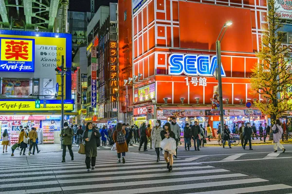 Cena urbana noturna no bairro de Akihabara, Tóquio, Japão — Fotografia de Stock