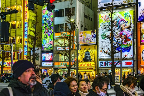 Cena urbana noturna no bairro de Akihabara, Tóquio, Japão — Fotografia de Stock