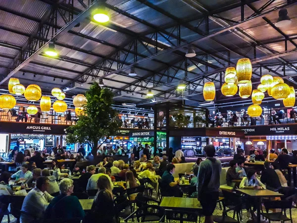 Night Scene Crowded Food Court, Montevideo, Uruguay — 图库照片