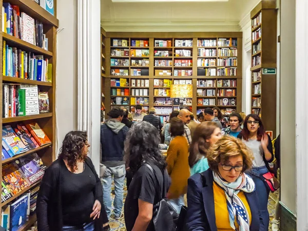 Multitud en Librería, Montevideo, Uruguay — Foto de Stock