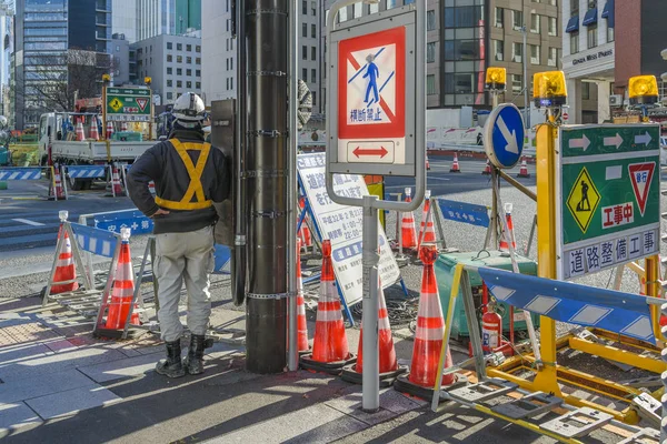 Woker en Street Repair Zone, Tokio, Japón — Foto de Stock