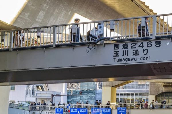 Personas en Overpass Bridge, Distrito de Shibuya, Tokio, Japón — Foto de Stock